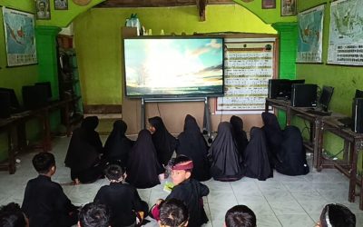 Pemanfaatan Media Interaktif Flat Panel (IFP) Smart TV di Pembelajaran Pendidikan Agama Islam (PAI)