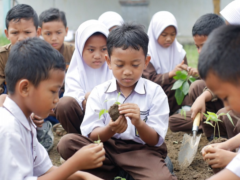 Membangun Generasi Peduli Lingkungan Melalui Pendidikan Islam